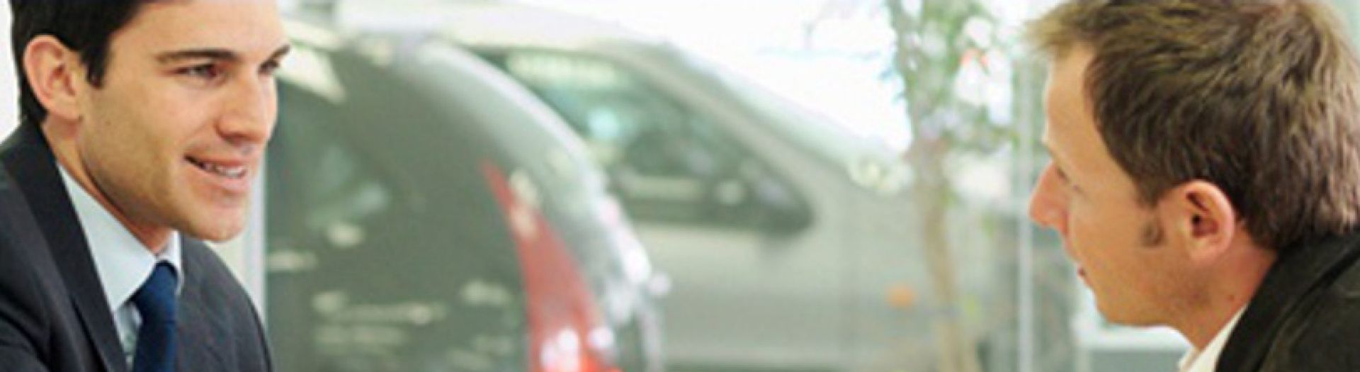 Perito tasador trabajando con informes y facturas